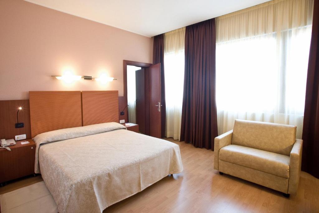 Hotel Mareschi Palace Новара Номер фото